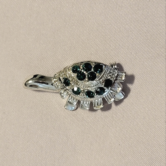 Vintage Turtle Brooch/Pin~Silver w/Emeralds. 1.5" × ¾" - Picture 4 of 5